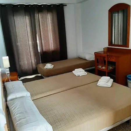 迪拉马尔旅馆 *